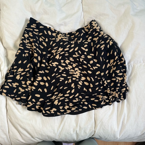 Forever 21 Tennis Skirt with Zip Up Side and Pockets - Picture 3 of 5